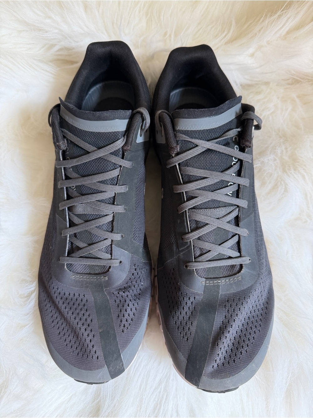 ON Men’s Cloudflow Lightweight datk grey Athletic sneakers size 12